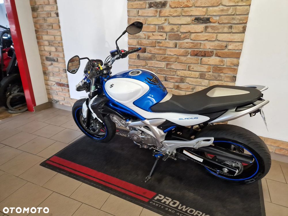 Suzuki Gladius - 7
