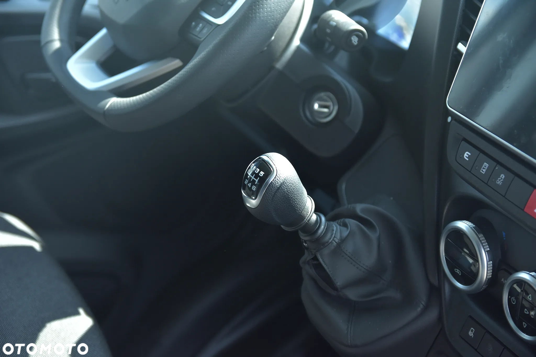 Iveco Daily zabudowa 10EP międzynarodowa kabina sypialna - 18