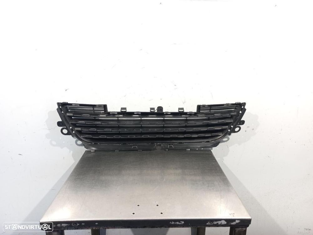 GRELHA CENTRAL DO PARA-CHOQUES DA FRENTE PEUGEOT 2008 - 1