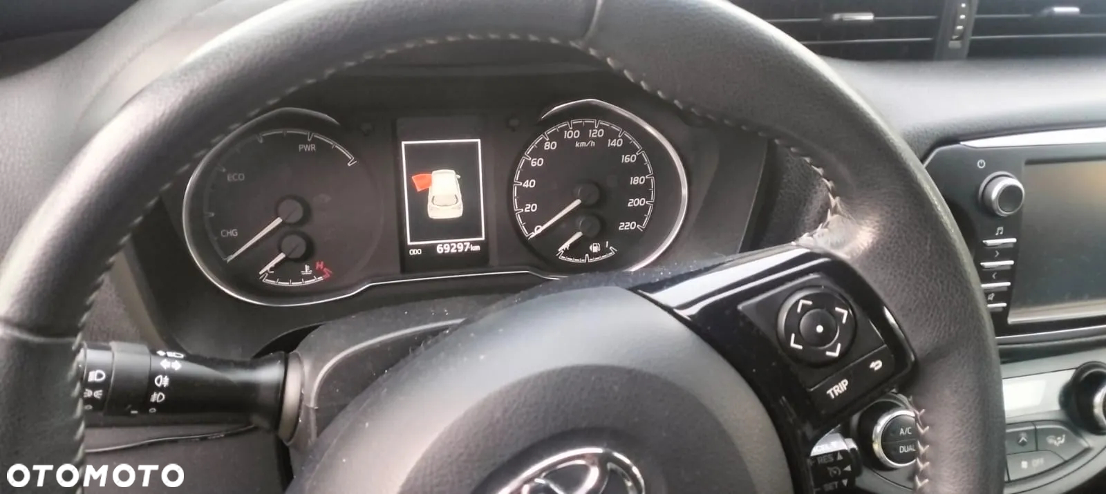 Toyota Yaris Hybrid 100 Premium - 10