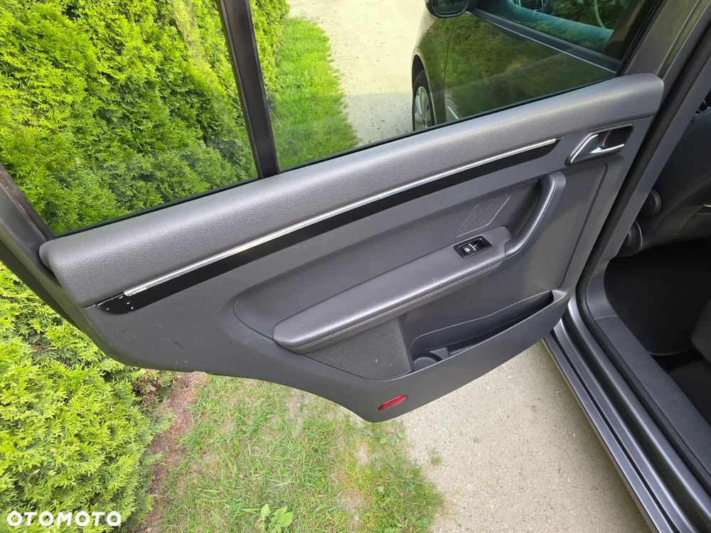 Volkswagen Touran - 10
