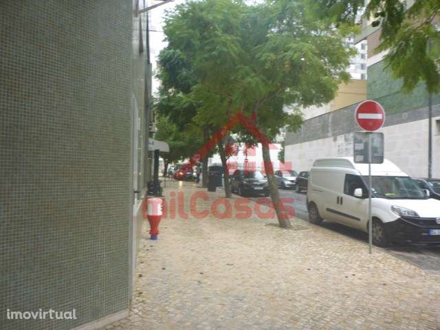 Loja arrendada à venda no Mouras Shopping Center – Lumiar - Grande imagem: 2/19