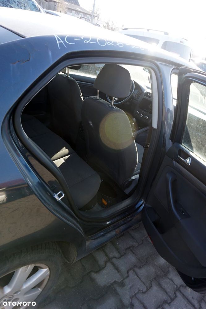 VOLKSWAGEN JETTA V SEDAN 2007 LC5F 1.9 TDI BXE 105KM JCR SZARY na części - 17