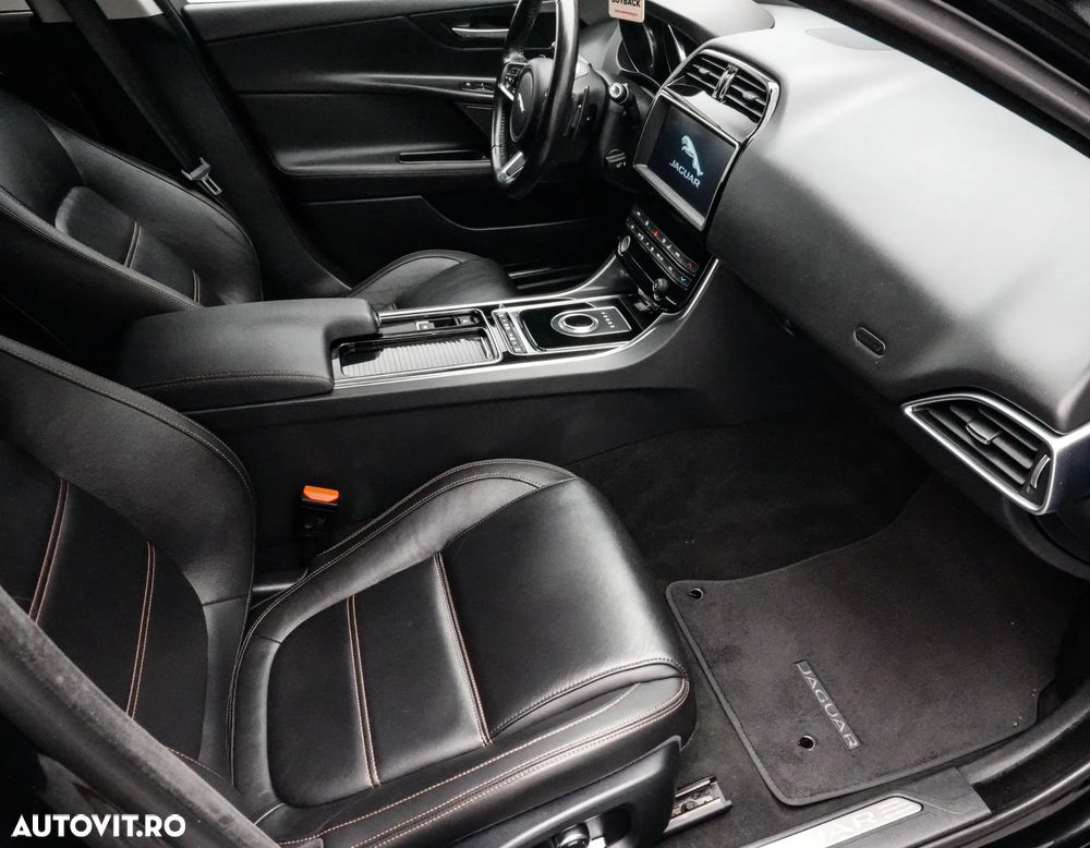 Jaguar XE 20t RWD Portfolio - 12