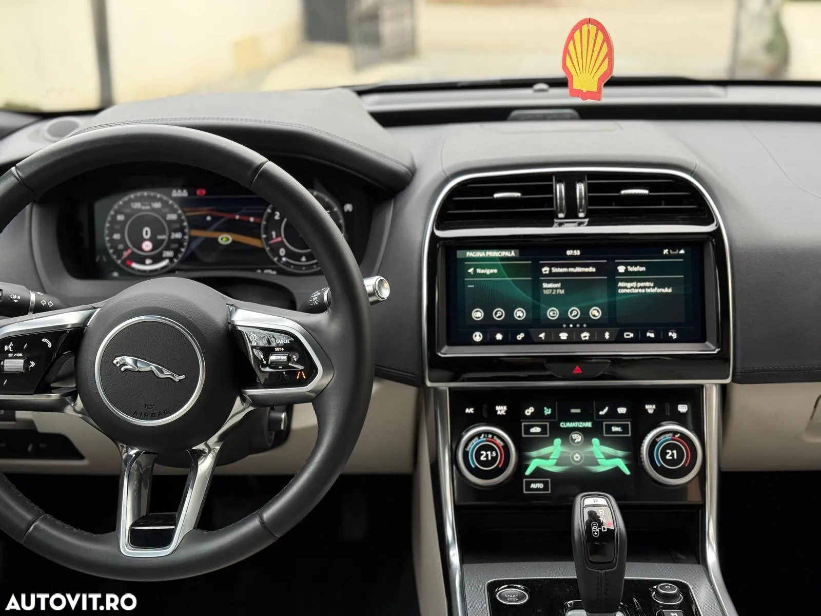 Jaguar XE - 7