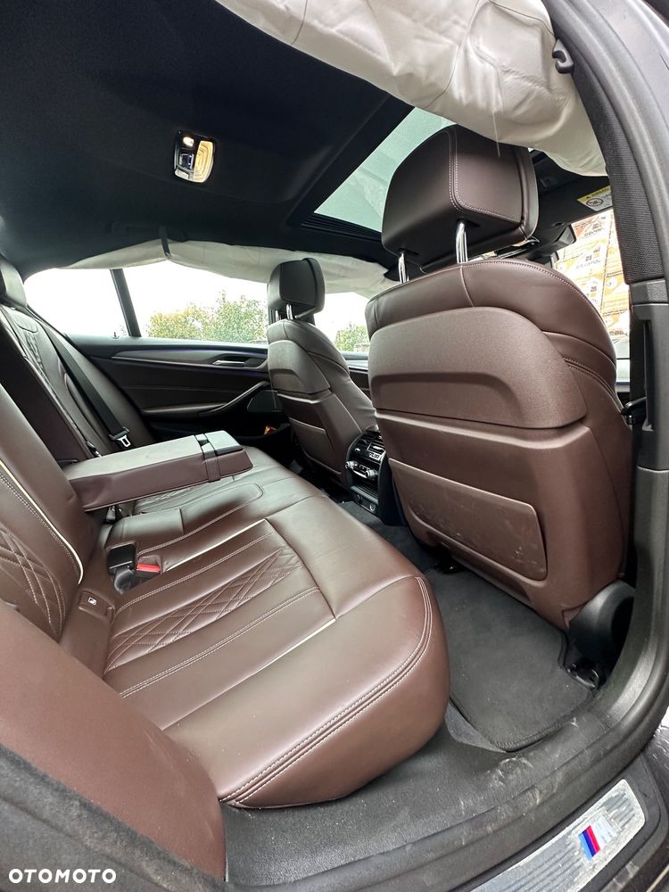 BMW Seria 5 M550i xDrive sport - 28