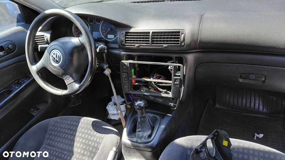 Części- Volkswagen Passat  Rok 2001 Pojemność 1984 Moc 85 kw Benzyna Kod lakieru: LC5X - 4