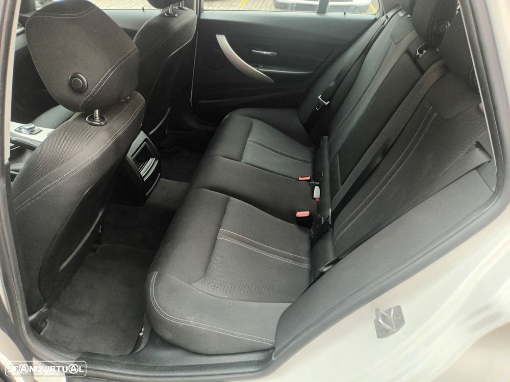 BMW 320 d Touring Advantage Auto - 6