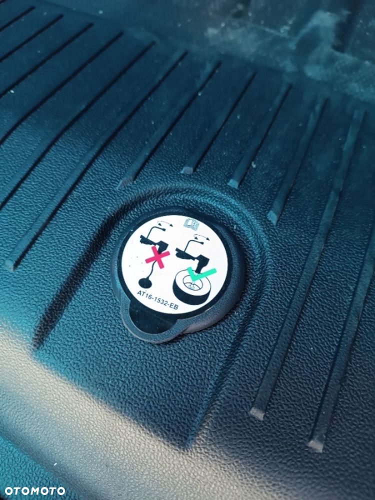 Ford Transit Courier - 21