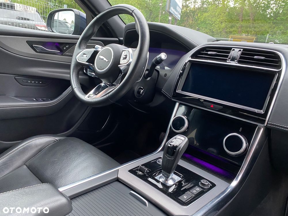 Jaguar XE P300 AWD R-Dynamic HSE - 22