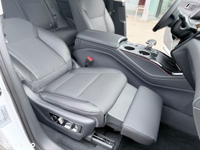 Hongqi HS3 - 3