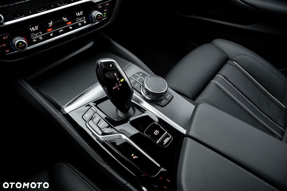 BMW Seria 5 520d Touring Sport Line - 34