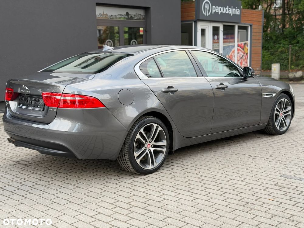 Jaguar XE 2.0 D Portfolio - 10