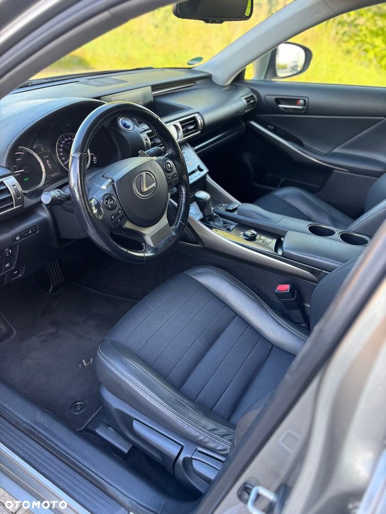 Lexus IS 300h Prestige - 22