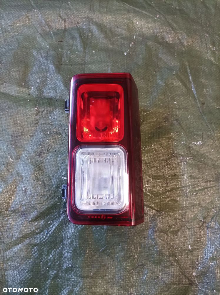 Renault Trafic III Vivaro B lampa cofania lewy tył 93459894 - 1