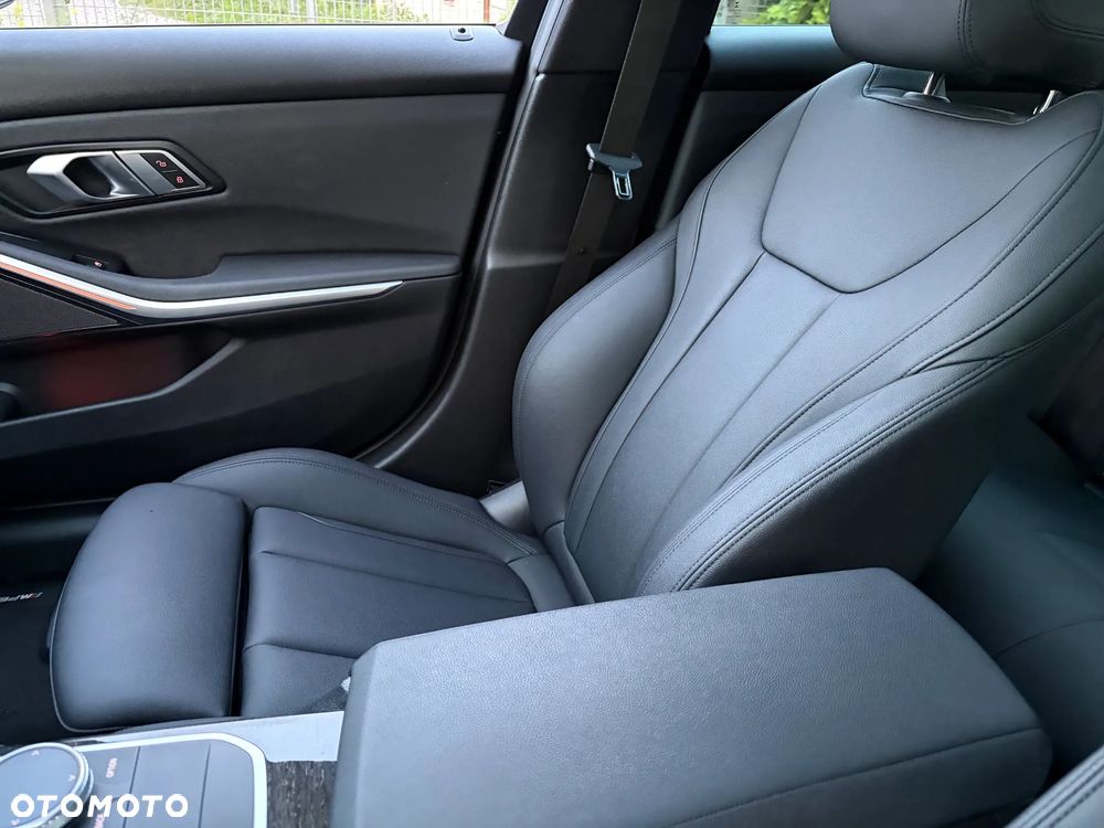 BMW Seria 3 330e M Sport - 38