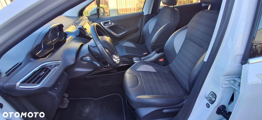Peugeot 2008 PureTech 110 GPF EAT6 Black Edition - 13