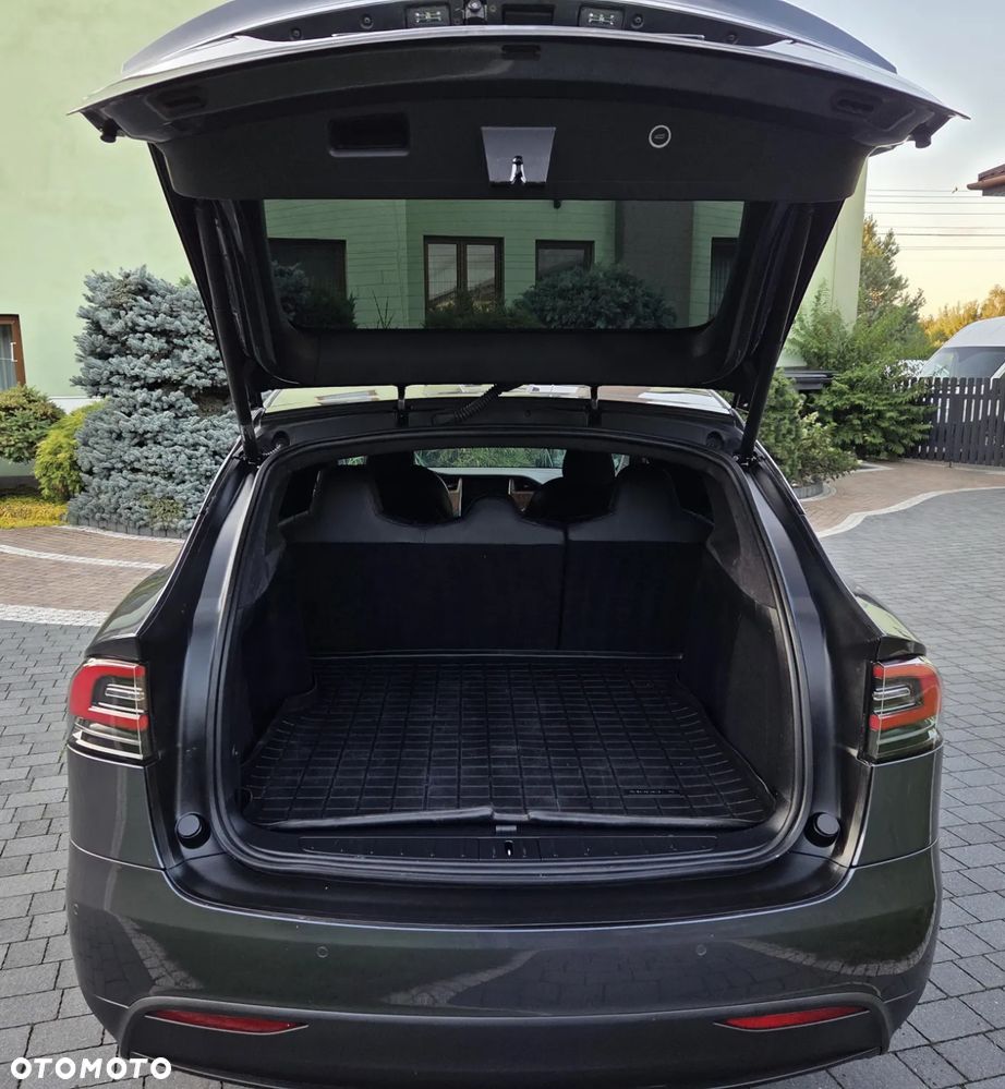 Tesla Model X - 16