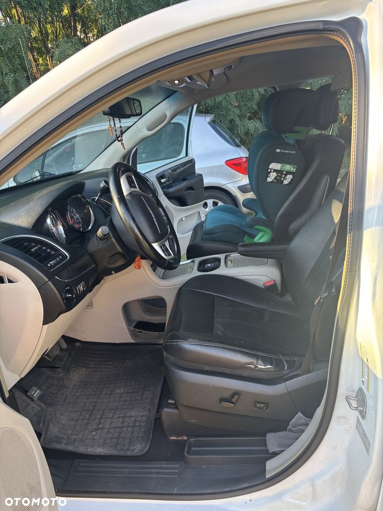 Chrysler Town & Country - 2