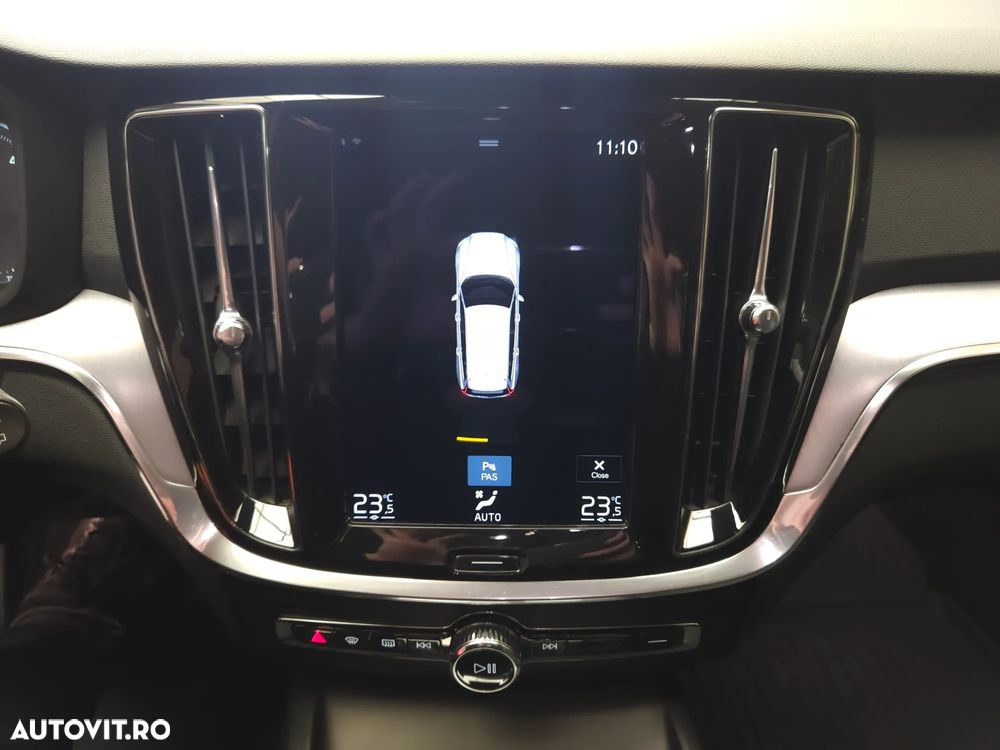 Volvo V60 B4 MHEV AT8 FWD Momentum Pro - 24