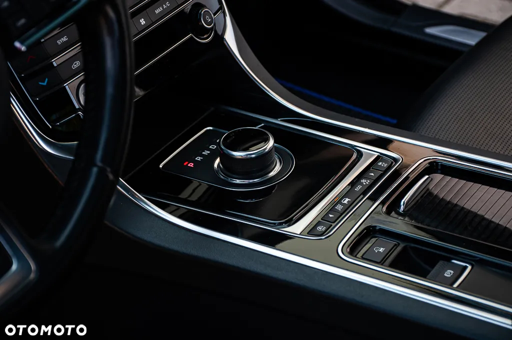 Jaguar XF 2.0 T R-Sport - 19