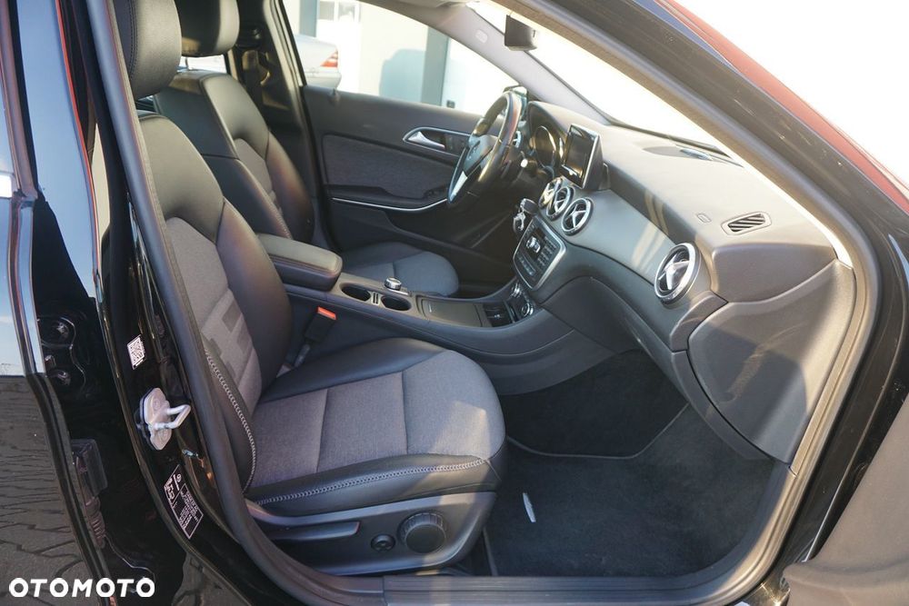 Mercedes-Benz GLA 200 7G-DCT Urban - 19
