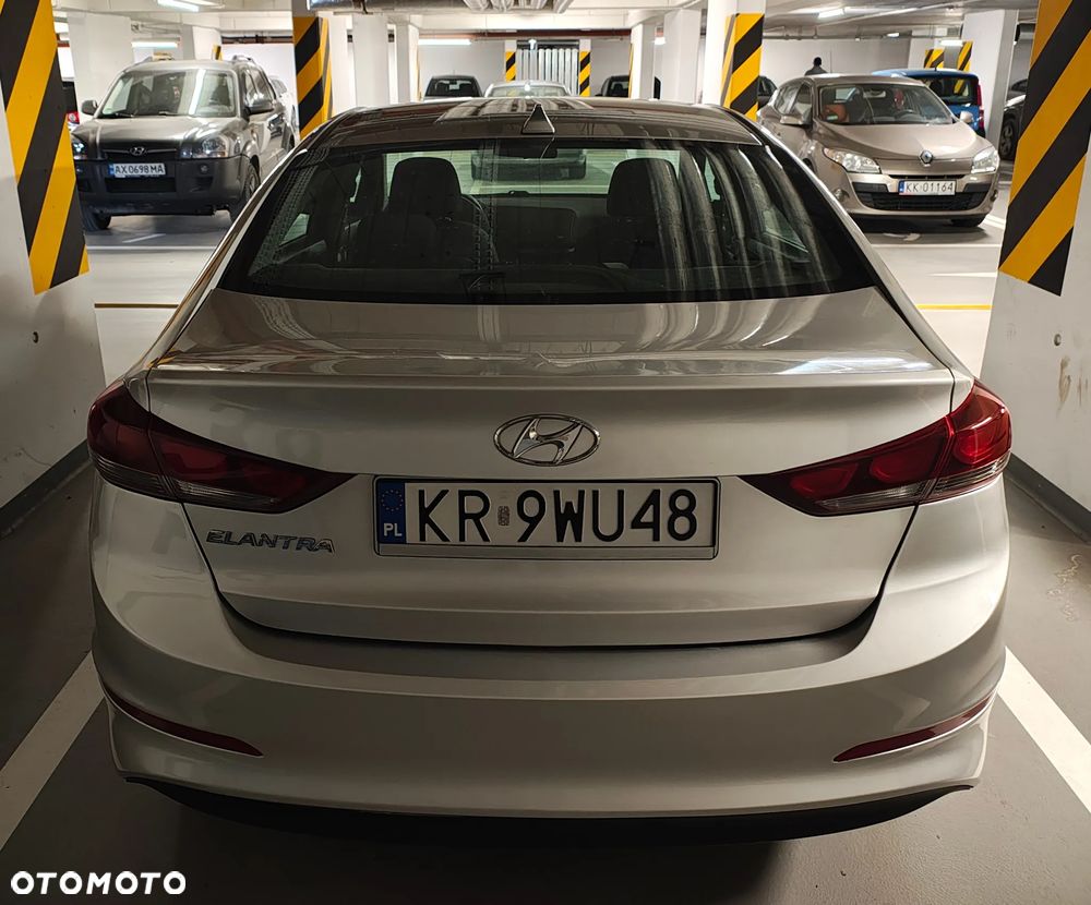 Hyundai Elantra - 4