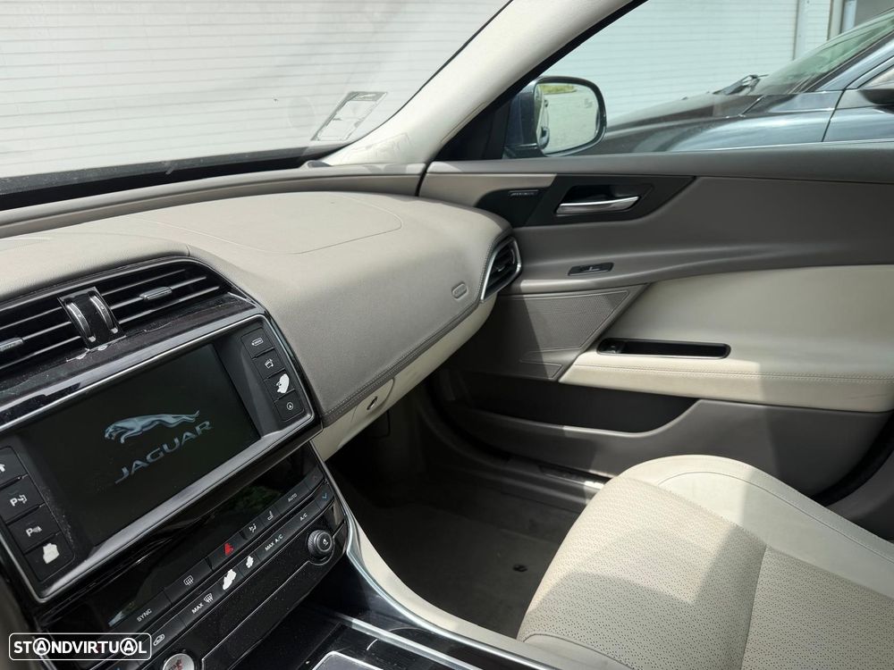 Jaguar XE 2.0 D Prestige Aut. - 7
