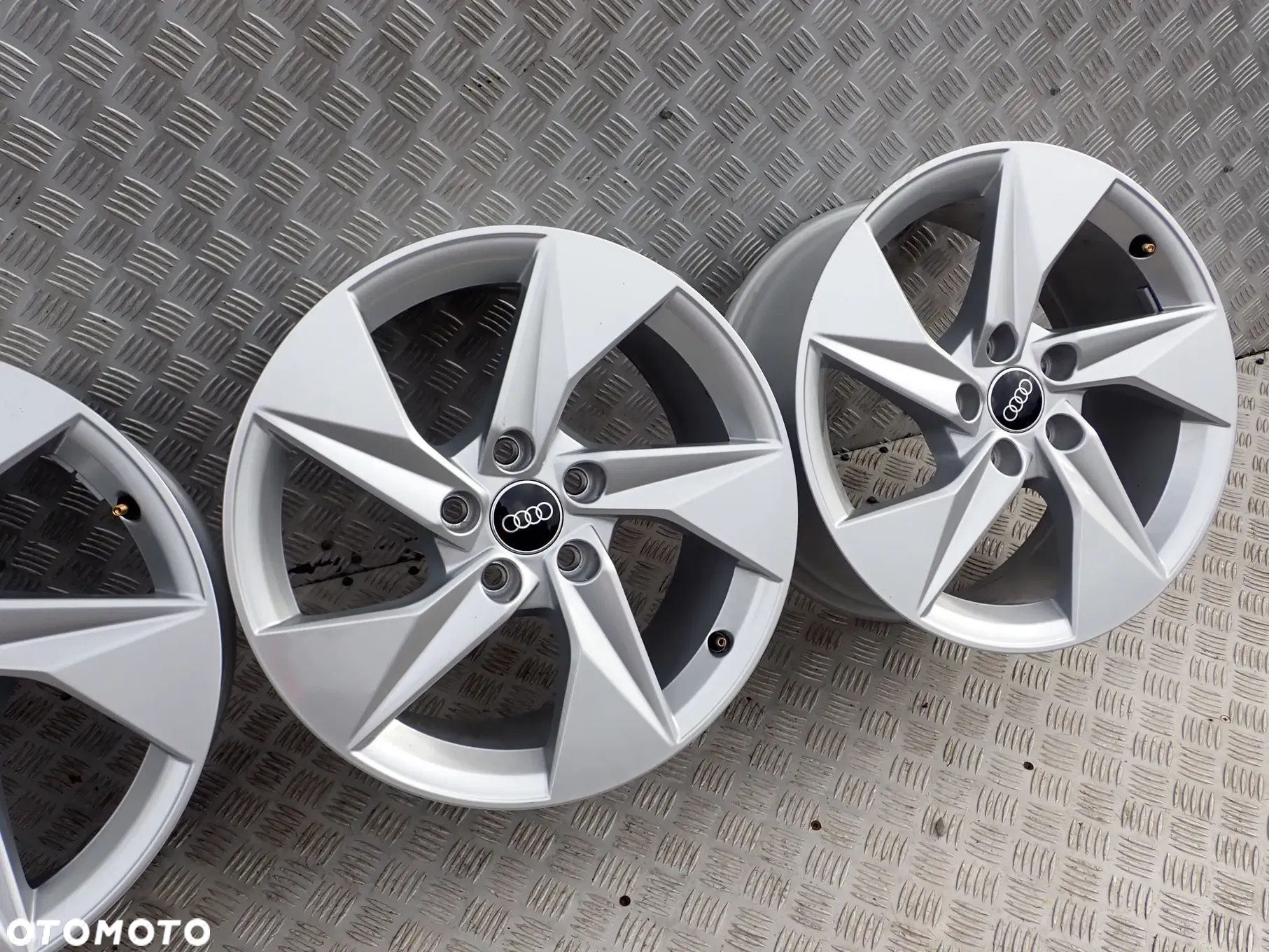 FELGI ALUMINIOWE AUDI 8x17 et 46 A3 A4 b5 b6 b7 A5 A6 A8 Q2 Q3 Q5 - 8Y0601025A - 3
