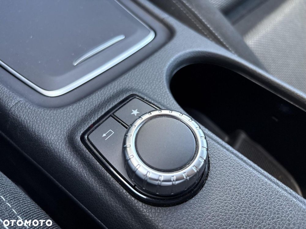 Mercedes-Benz GLA 180 7G-DCT - 27