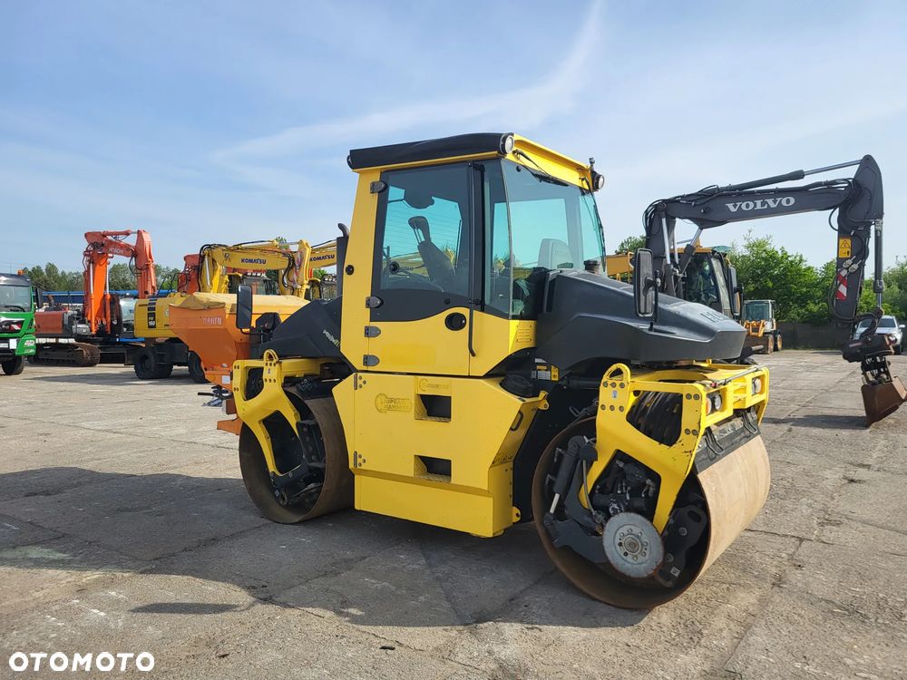 Bomag BW 154 AP 4 AM + rozsypywacz grysu z Niemiec - 16
