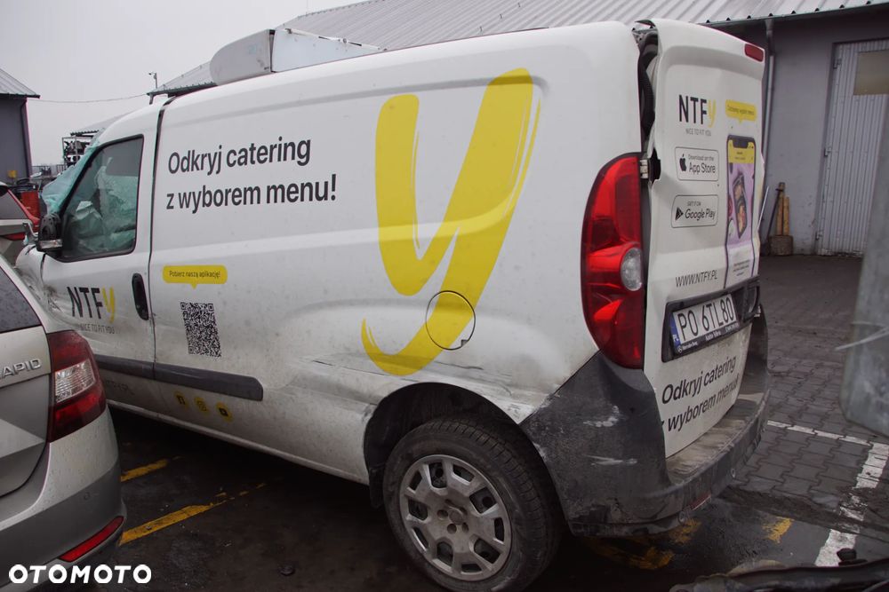 Auto na części - Fiat Doblo II Lift 1.6 Multijet 105 KM 263A8000 C635 249 2021R Silnik Skrzynia Drzwi Błotnik Zderzak Lampa Lusterko Klamka Deska Kokpit Sterownik Moduł Czujnik Licznik Panel Kierownica - 6