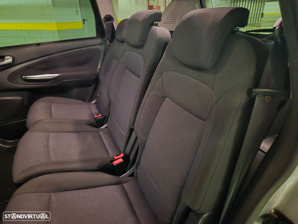 Ford S-Max 2.0 TDCi Titanium 7L - 28