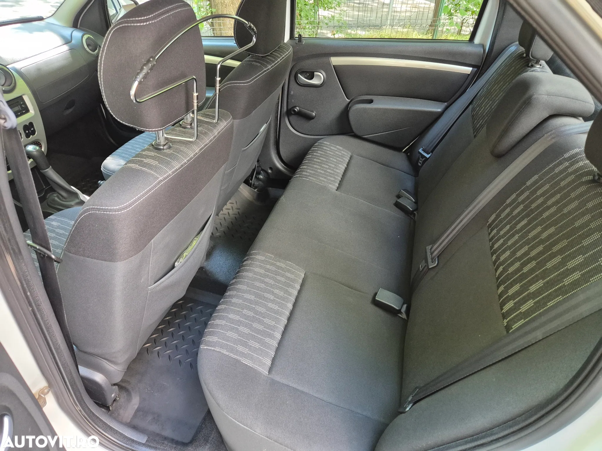 Dacia Logan 1.6 16V Laureate - 9