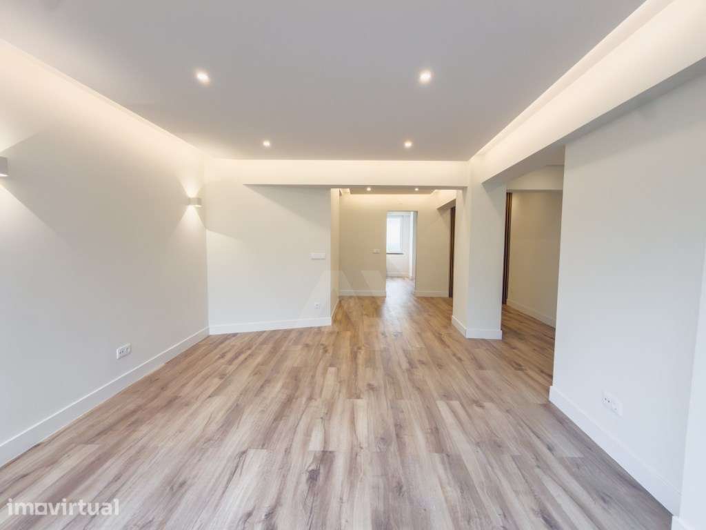 Apartamento T2 renovado no Estoril com 72 m² e ótima localização. - Grande imagem: 2/25