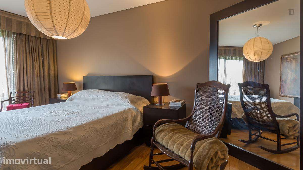 Quarto - localizado em Lordelo do Ouro Porto - Grande imagem: 2/23