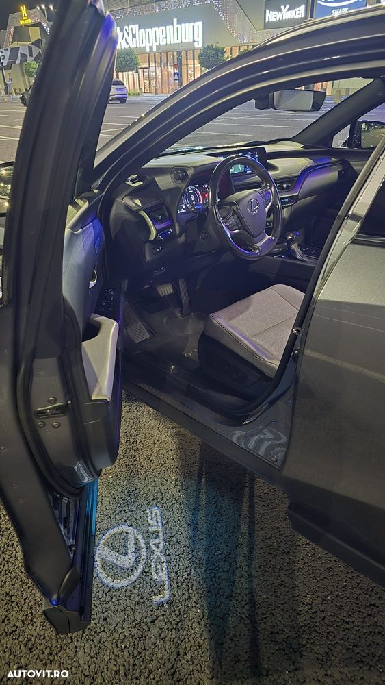 Lexus UX - 35