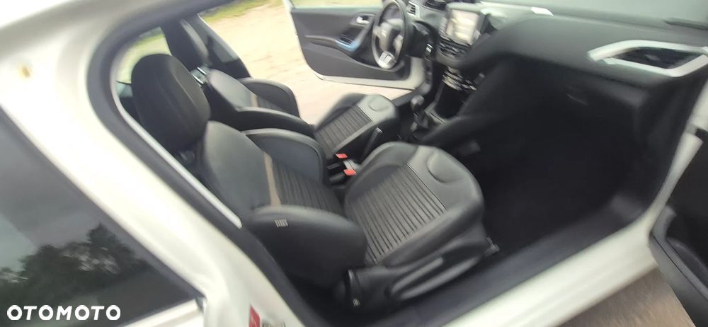 Peugeot 208 - 24