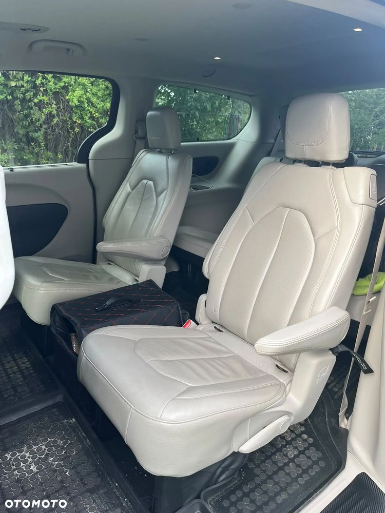 Chrysler Pacifica - 17