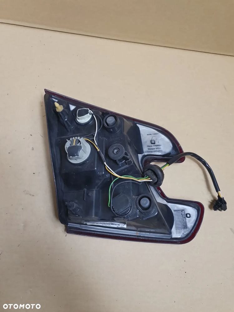 LAMPA PRAWA W KLAPE RENAULT MEGANE III KOMBI - 4