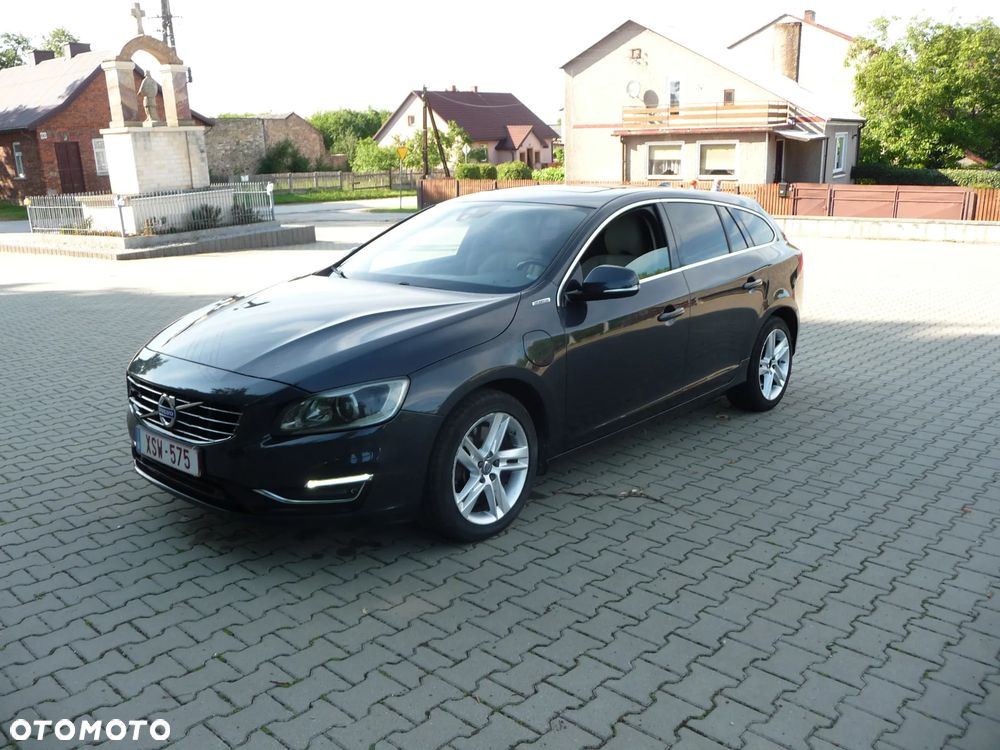 Volvo V60 D6 AWD Plug-in Hybrid Momentum - 1