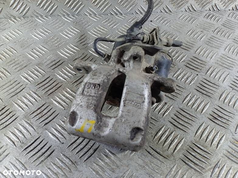ZACISK LEWY TYLNY VOLKSWAGEN PASSAT B6 - 1