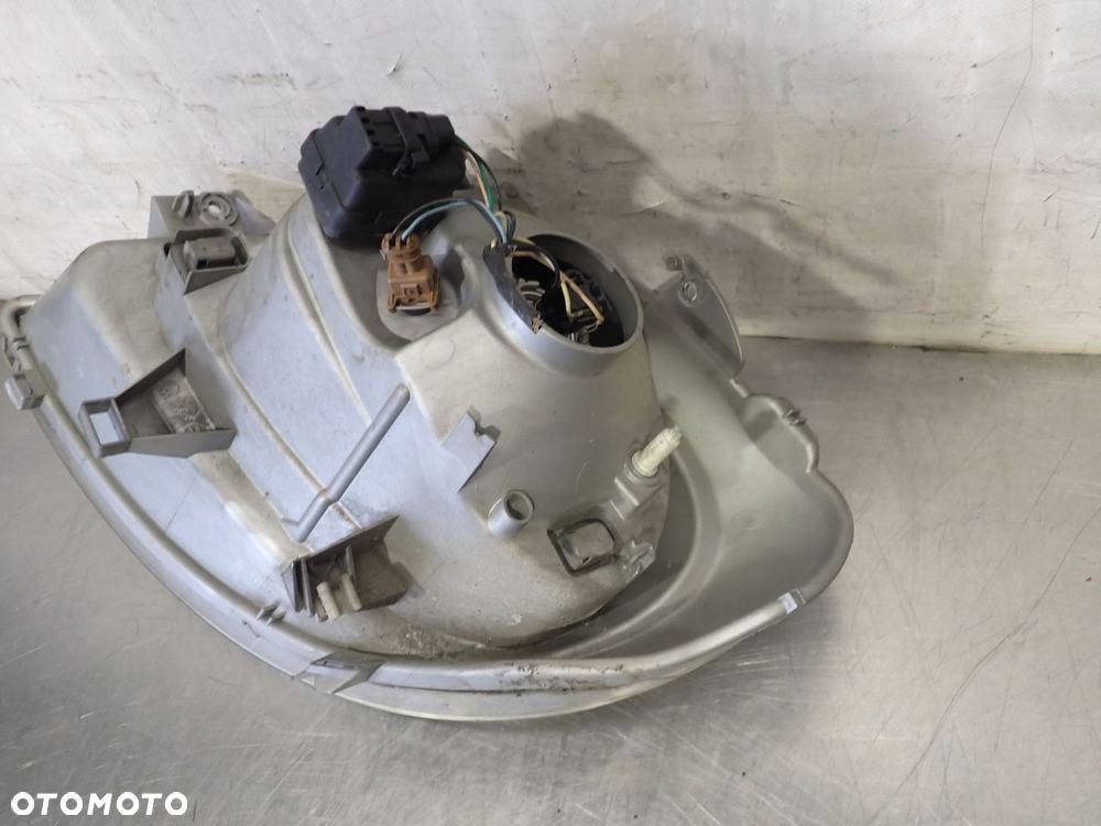 LAMPA PRAWA PRZEDNIA RENAULT TRAFIC II 1.9 - 4