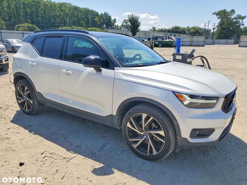 Volvo XC 40 B5 B AWD Geartronic RDesign - 4