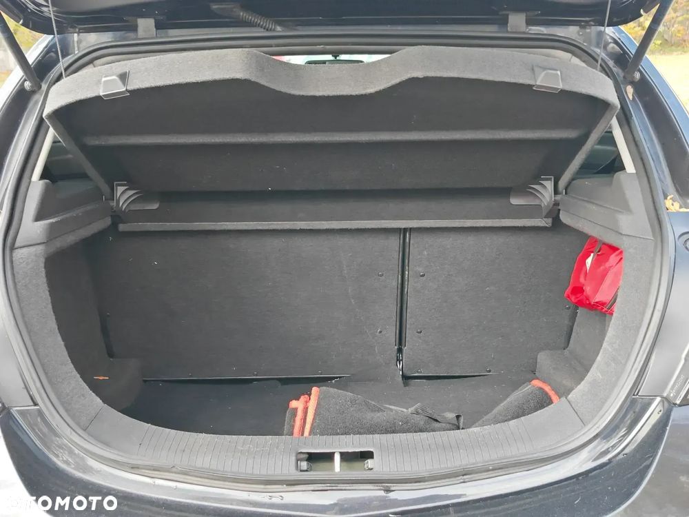 Opel Astra III GTC 1.6 Cosmo - 18