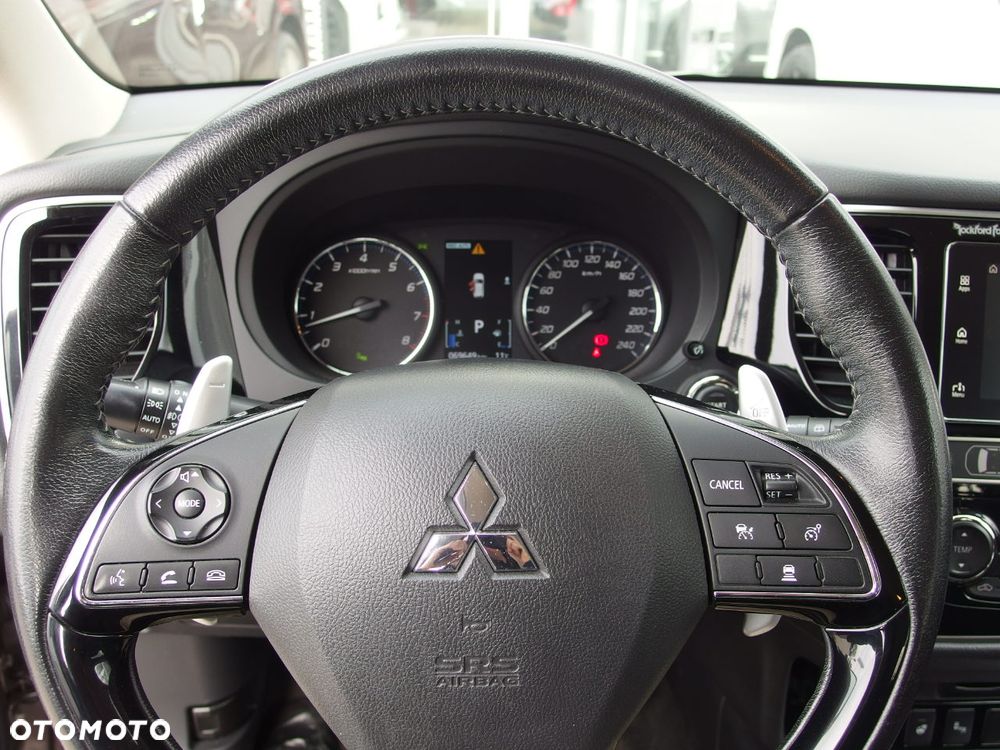 Mitsubishi Outlander 2.0 Instyle + 4WD CVT - 12