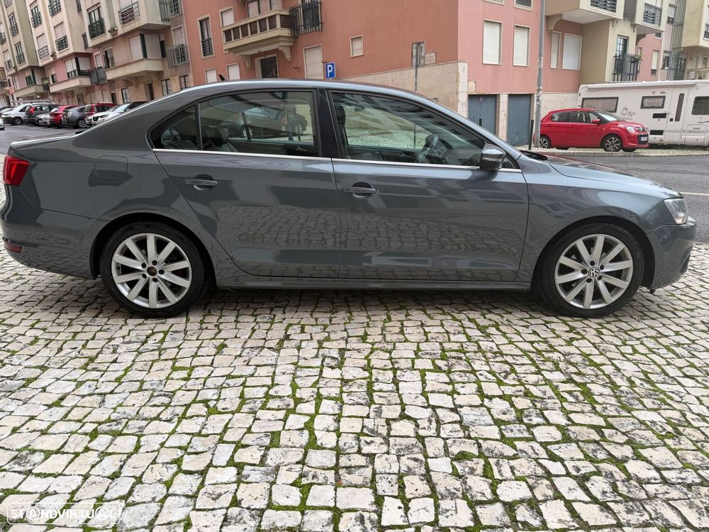 VW Jetta 1.6 TDi Confortline - 4