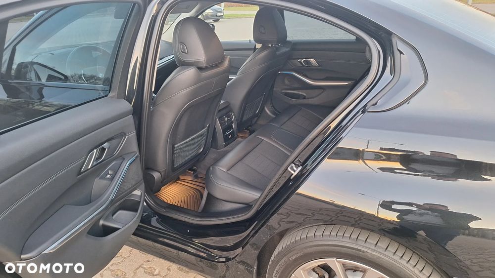 BMW Seria 3 330e M Sport - 16