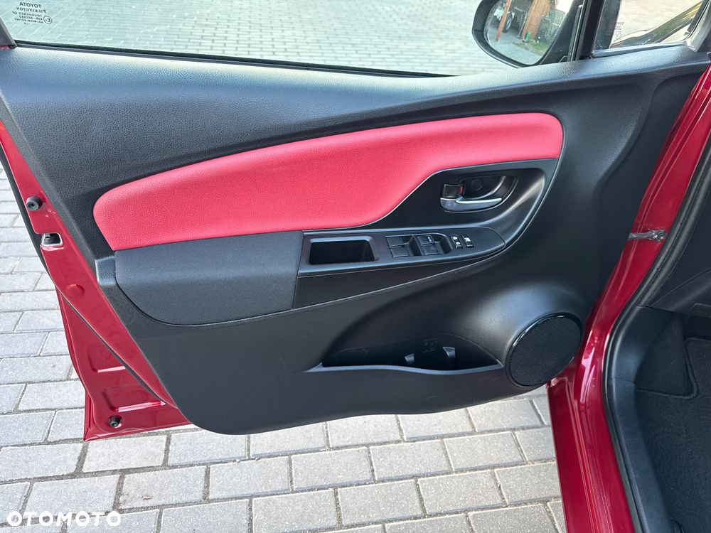 Toyota Yaris Hybrid 100 Selection Platinum - 25