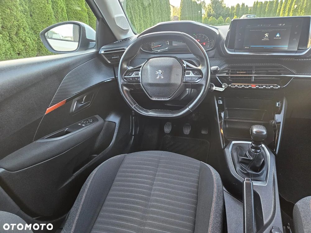 Peugeot 208 - 8